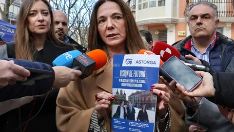 La portavoz del PP en el Congreso, Ester Muñoz, visita Astorga acompañada por el alcalde del municipio, José Luis Nieto y por la cabeza de lista del partido por León, María José Álvarez Casáis. Fotos: Campillo
