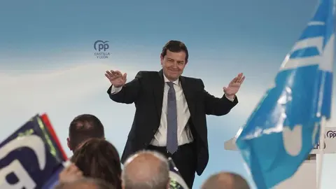 El candidato del Partido Popular de Castilla y León a la reelección como presidente de la Junta, Alfonso Fernández Mañueco, participa en un acto electoral en León