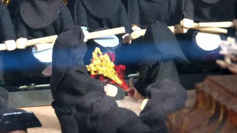 A pocas jornadas de que la ciudad vuelva a sumergirse en la celebración de la Semana Santa de León, uno de los escaparates más fotografiados del centro de la ciudad ya vuelve a captar la atención de vecinos y visitantes. La tienda Festones, en el entorno de La Inmaculada, ha vuelto a llenar su vitrina con una escena a escala protagonizada por figuras de Playmobil que recrean algunos de los momentos más reconocibles de la tradición pasional leonesa. Foto: Lucía Ramajo