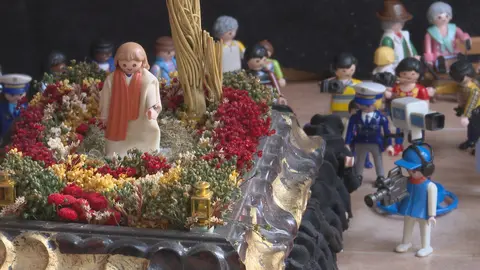 A pocas jornadas de que la ciudad vuelva a sumergirse en la celebración de la Semana Santa de León, uno de los escaparates más fotografiados del centro de la ciudad ya vuelve a captar la atención de vecinos y visitantes. La tienda Festones, en el entorno de La Inmaculada, ha vuelto a llenar su vitrina con una escena a escala protagonizada por figuras de Playmobil que recrean algunos de los momentos más reconocibles de la tradición pasional leonesa. Foto: Lucía Ramajo