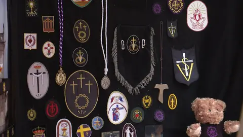 A pocas jornadas de que la ciudad vuelva a sumergirse en la celebración de la Semana Santa de León, uno de los escaparates más fotografiados del centro de la ciudad ya vuelve a captar la atención de vecinos y visitantes. La tienda Festones, en el entorno de La Inmaculada, ha vuelto a llenar su vitrina con una escena a escala protagonizada por figuras de Playmobil que recrean algunos de los momentos más reconocibles de la tradición pasional leonesa. Foto: Lucía Ramajo