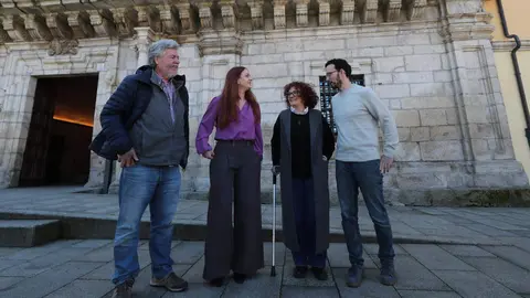 El coordinador de Alianza Verde, Juantxo López de Uralde, junto al candidato de la alianza Podemos-Alianza Verde a la Presidencia de la Junta de Castilla y León, Miguel Ángel Llamas, durante su comparecencia a los medios de esta mañana en Ponferrada. Fotos: César Sánchez.