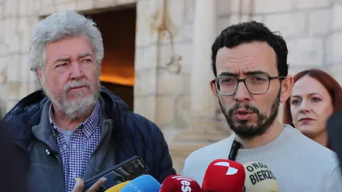 El coordinador de Alianza Verde, Juantxo López de Uralde, junto al candidato de la alianza Podemos-Alianza Verde a la Presidencia de la Junta de Castilla y León, Miguel Ángel Llamas, durante su comparecencia a los medios de esta mañana en Ponferrada. Fotos: César Sánchez.