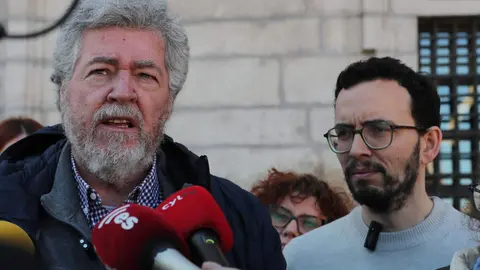 El coordinador de Alianza Verde, Juantxo López de Uralde, junto al candidato de la alianza Podemos-Alianza Verde a la Presidencia de la Junta de Castilla y León, Miguel Ángel Llamas, durante su comparecencia a los medios de esta mañana en Ponferrada. Fotos: César Sánchez.