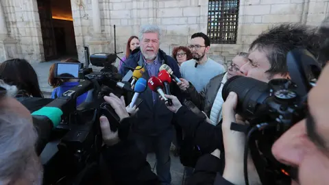 El coordinador de Alianza Verde, Juantxo López de Uralde, junto al candidato de la alianza Podemos-Alianza Verde a la Presidencia de la Junta de Castilla y León, Miguel Ángel Llamas, durante su comparecencia a los medios de esta mañana en Ponferrada. Fotos: César Sánchez.