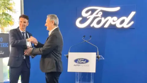 El concesionario oficial de Ford Motor Company en León, Auto Palacios, ha sido distinguido con el President’s Award 2026, un reconocimiento que la marca concede a los concesionarios con mayor excelencia en atención al cliente. El galardón llega además en un año simbólico para la empresa, que conmemora medio siglo de actividad en la ciudad, recordando sus inicios, el crecimiento del negocio y el papel de trabajadores históricos como Goyo, que acumula casi cinco décadas en la compañía.