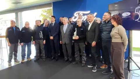 El concesionario oficial de Ford Motor Company en León, Auto Palacios, ha sido distinguido con el President’s Award 2026, un reconocimiento que la marca concede a los concesionarios con mayor excelencia en atención al cliente. El galardón llega además en un año simbólico para la empresa, que conmemora medio siglo de actividad en la ciudad, recordando sus inicios, el crecimiento del negocio y el papel de trabajadores históricos como Goyo, que acumula casi cinco décadas en la compañía.