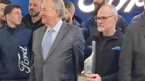 El concesionario oficial de Ford Motor Company en León, Auto Palacios, ha sido distinguido con el President’s Award 2026, un reconocimiento que la marca concede a los concesionarios con mayor excelencia en atención al cliente. El galardón llega además en un año simbólico para la empresa, que conmemora medio siglo de actividad en la ciudad, recordando sus inicios, el crecimiento del negocio y el papel de trabajadores históricos como Goyo, que acumula casi cinco décadas en la compañía.