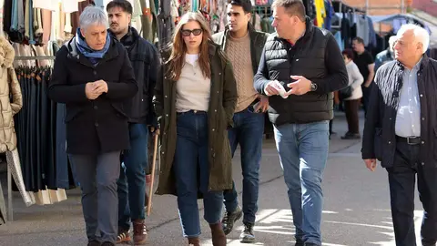 La portavoz del PP en el Congreso, Ester Muñoz, mantiene un encuentro con afiliados y simpatizantes y recorre el mercado semanal en Cistierna. Foto: Peio García.