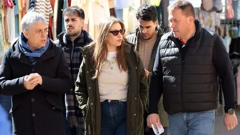 La portavoz del PP en el Congreso, Ester Muñoz, mantiene un encuentro con afiliados y simpatizantes y recorre el mercado semanal en Cistierna. Foto: Peio García.