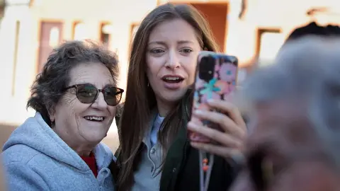 La portavoz del PP en el Congreso, Ester Muñoz, mantiene un encuentro con afiliados y simpatizantes y recorre el mercado semanal en Cistierna. Foto: Peio García.