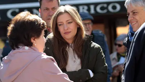 La portavoz del PP en el Congreso, Ester Muñoz, mantiene un encuentro con afiliados y simpatizantes y recorre el mercado semanal en Cistierna. Foto: Peio García.