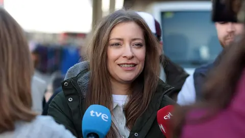 La portavoz del PP en el Congreso, Ester Muñoz, mantiene un encuentro con afiliados y simpatizantes y recorre el mercado semanal en Cistierna. Foto: Peio García.