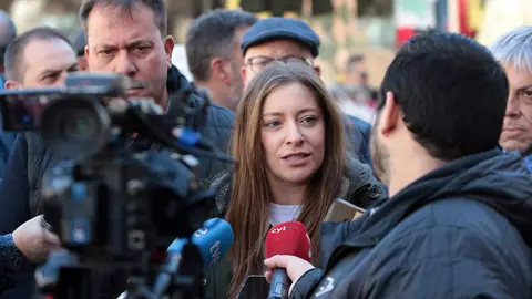 La portavoz del PP en el Congreso, Ester Muñoz, mantiene un encuentro con afiliados y simpatizantes y recorre el mercado semanal en Cistierna. Foto: Peio García.