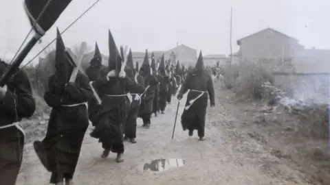 La historia y las tradiciones de la Cofradía de Jesús Nazareno de Villalís y Posada y Torre de la Valduerna quedan ahora recogidas en una nueva publicación que repasa más de tres siglos de actividad religiosa en la comarca leonesa de La Valduerna. El libro (La cofradía de Jesús Nazareno de Villalís y Posada de la Valduerna) es obra del historiador del arte José Luis de las Heras con la colaboración de Montse Fernández Carracedo y Carlos Falagán Iglesias.
