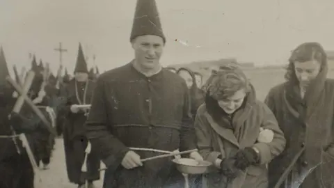 La historia y las tradiciones de la Cofradía de Jesús Nazareno de Villalís y Posada y Torre de la Valduerna quedan ahora recogidas en una nueva publicación que repasa más de tres siglos de actividad religiosa en la comarca leonesa de La Valduerna. El libro (La cofradía de Jesús Nazareno de Villalís y Posada de la Valduerna) es obra del historiador del arte José Luis de las Heras con la colaboración de Montse Fernández Carracedo y Carlos Falagán Iglesias.