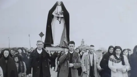 La historia y las tradiciones de la Cofradía de Jesús Nazareno de Villalís y Posada y Torre de la Valduerna quedan ahora recogidas en una nueva publicación que repasa más de tres siglos de actividad religiosa en la comarca leonesa de La Valduerna. El libro (La cofradía de Jesús Nazareno de Villalís y Posada de la Valduerna) es obra del historiador del arte José Luis de las Heras con la colaboración de Montse Fernández Carracedo y Carlos Falagán Iglesias.