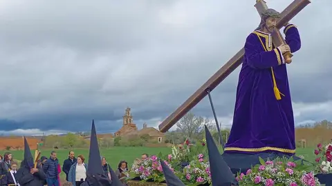 La historia y las tradiciones de la Cofradía de Jesús Nazareno de Villalís y Posada y Torre de la Valduerna quedan ahora recogidas en una nueva publicación que repasa más de tres siglos de actividad religiosa en la comarca leonesa de La Valduerna. El libro (La cofradía de Jesús Nazareno de Villalís y Posada de la Valduerna) es obra del historiador del arte José Luis de las Heras con la colaboración de Montse Fernández Carracedo y Carlos Falagán Iglesias.