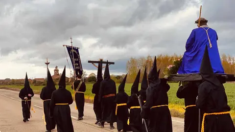 La historia y las tradiciones de la Cofradía de Jesús Nazareno de Villalís y Posada y Torre de la Valduerna quedan ahora recogidas en una nueva publicación que repasa más de tres siglos de actividad religiosa en la comarca leonesa de La Valduerna. El libro (La cofradía de Jesús Nazareno de Villalís y Posada de la Valduerna) es obra del historiador del arte José Luis de las Heras con la colaboración de Montse Fernández Carracedo y Carlos Falagán Iglesias.