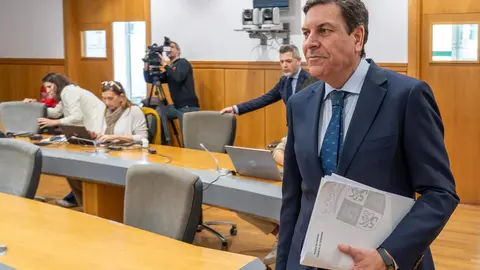 El consejero de Economía y Hacienda y portavoz, Carlos Fernández Carriedo, comparece en rueda de prensa posterior al Consejo de Gobierno. Fotos: Eduardo Margareto.