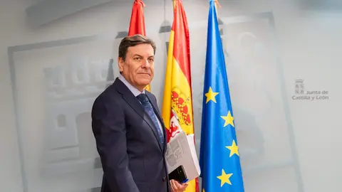 El consejero de Economía y Hacienda y portavoz, Carlos Fernández Carriedo, comparece en rueda de prensa posterior al Consejo de Gobierno. Fotos: Eduardo Margareto.