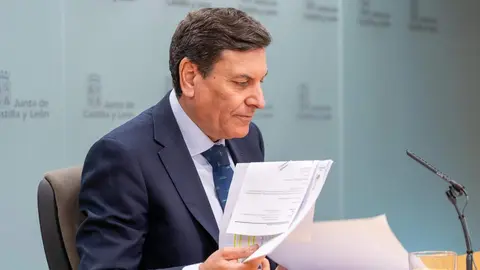 El consejero de Economía y Hacienda y portavoz, Carlos Fernández Carriedo, comparece en rueda de prensa posterior al Consejo de Gobierno. Fotos: Eduardo Margareto.