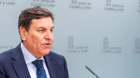 El consejero de Economía y Hacienda y portavoz, Carlos Fernández Carriedo, comparece en rueda de prensa posterior al Consejo de Gobierno. Fotos: Eduardo Margareto.