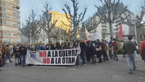 La concentración convocada en León para conmemorar el 40 aniversario del referéndum sobre la permanencia de España en la OTAN reunió este jueves a decenas de personas frente a la Subdelegación del Gobierno. La protesta, promovida por la coordinadora ‘No a la Guerra. No a la OTAN León’, comenzó media hora antes de lo previsto —sobre las 18.30 horas— a pesar de que la convocatoria oficial estaba fijada para las 19.00 horas.