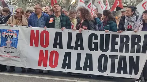 La concentración convocada en León para conmemorar el 40 aniversario del referéndum sobre la permanencia de España en la OTAN reunió este jueves a decenas de personas frente a la Subdelegación del Gobierno. La protesta, promovida por la coordinadora ‘No a la Guerra. No a la OTAN León’, comenzó media hora antes de lo previsto —sobre las 18.30 horas— a pesar de que la convocatoria oficial estaba fijada para las 19.00 horas.