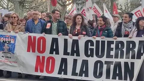La concentración convocada en León para conmemorar el 40 aniversario del referéndum sobre la permanencia de España en la OTAN reunió este jueves a decenas de personas frente a la Subdelegación del Gobierno. La protesta, promovida por la coordinadora ‘No a la Guerra. No a la OTAN León’, comenzó media hora antes de lo previsto —sobre las 18.30 horas— a pesar de que la convocatoria oficial estaba fijada para las 19.00 horas.