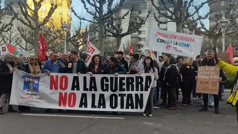 La concentración convocada en León para conmemorar el 40 aniversario del referéndum sobre la permanencia de España en la OTAN reunió este jueves a decenas de personas frente a la Subdelegación del Gobierno. La protesta, promovida por la coordinadora ‘No a la Guerra. No a la OTAN León’, comenzó media hora antes de lo previsto —sobre las 18.30 horas— a pesar de que la convocatoria oficial estaba fijada para las 19.00 horas.