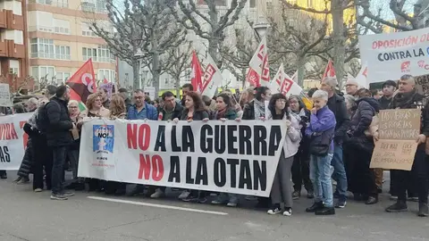 La concentración convocada en León para conmemorar el 40 aniversario del referéndum sobre la permanencia de España en la OTAN reunió este jueves a decenas de personas frente a la Subdelegación del Gobierno. La protesta, promovida por la coordinadora ‘No a la Guerra. No a la OTAN León’, comenzó media hora antes de lo previsto —sobre las 18.30 horas— a pesar de que la convocatoria oficial estaba fijada para las 19.00 horas.