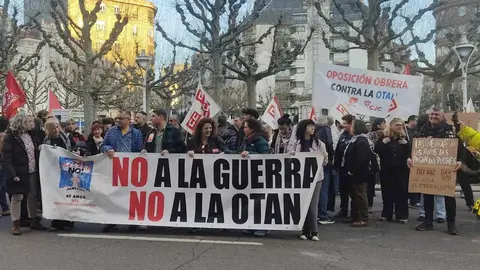 La concentración convocada en León para conmemorar el 40 aniversario del referéndum sobre la permanencia de España en la OTAN reunió este jueves a decenas de personas frente a la Subdelegación del Gobierno. La protesta, promovida por la coordinadora ‘No a la Guerra. No a la OTAN León’, comenzó media hora antes de lo previsto —sobre las 18.30 horas— a pesar de que la convocatoria oficial estaba fijada para las 19.00 horas.