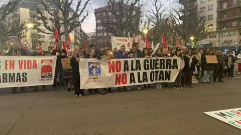 La concentración convocada en León para conmemorar el 40 aniversario del referéndum sobre la permanencia de España en la OTAN reunió este jueves a decenas de personas frente a la Subdelegación del Gobierno. La protesta, promovida por la coordinadora ‘No a la Guerra. No a la OTAN León’, comenzó media hora antes de lo previsto —sobre las 18.30 horas— a pesar de que la convocatoria oficial estaba fijada para las 19.00 horas.