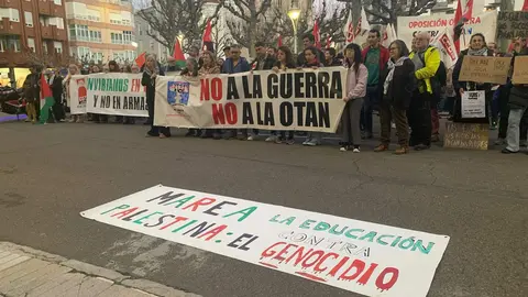 La concentración convocada en León para conmemorar el 40 aniversario del referéndum sobre la permanencia de España en la OTAN reunió este jueves a decenas de personas frente a la Subdelegación del Gobierno. La protesta, promovida por la coordinadora ‘No a la Guerra. No a la OTAN León’, comenzó media hora antes de lo previsto —sobre las 18.30 horas— a pesar de que la convocatoria oficial estaba fijada para las 19.00 horas.
