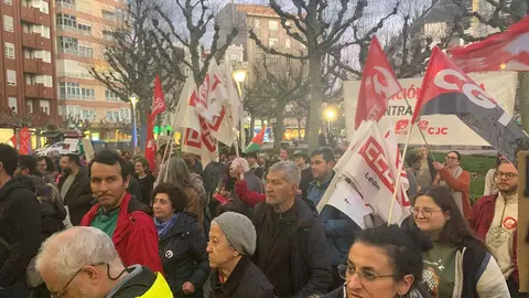 La concentración convocada en León para conmemorar el 40 aniversario del referéndum sobre la permanencia de España en la OTAN reunió este jueves a decenas de personas frente a la Subdelegación del Gobierno. La protesta, promovida por la coordinadora ‘No a la Guerra. No a la OTAN León’, comenzó media hora antes de lo previsto —sobre las 18.30 horas— a pesar de que la convocatoria oficial estaba fijada para las 19.00 horas.