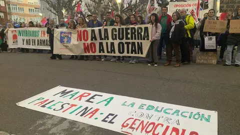 La concentración convocada en León para conmemorar el 40 aniversario del referéndum sobre la permanencia de España en la OTAN reunió este jueves a decenas de personas frente a la Subdelegación del Gobierno. La protesta, promovida por la coordinadora ‘No a la Guerra. No a la OTAN León’, comenzó media hora antes de lo previsto —sobre las 18.30 horas— a pesar de que la convocatoria oficial estaba fijada para las 19.00 horas.