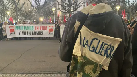 La concentración convocada en León para conmemorar el 40 aniversario del referéndum sobre la permanencia de España en la OTAN reunió este jueves a decenas de personas frente a la Subdelegación del Gobierno. La protesta, promovida por la coordinadora ‘No a la Guerra. No a la OTAN León’, comenzó media hora antes de lo previsto —sobre las 18.30 horas— a pesar de que la convocatoria oficial estaba fijada para las 19.00 horas.