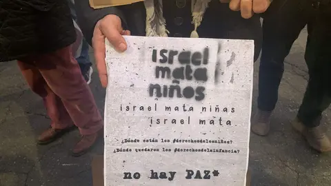 La concentración convocada en León para conmemorar el 40 aniversario del referéndum sobre la permanencia de España en la OTAN reunió este jueves a decenas de personas frente a la Subdelegación del Gobierno. La protesta, promovida por la coordinadora ‘No a la Guerra. No a la OTAN León’, comenzó media hora antes de lo previsto —sobre las 18.30 horas— a pesar de que la convocatoria oficial estaba fijada para las 19.00 horas.