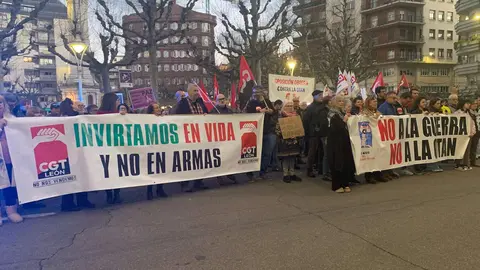 La concentración convocada en León para conmemorar el 40 aniversario del referéndum sobre la permanencia de España en la OTAN reunió este jueves a decenas de personas frente a la Subdelegación del Gobierno. La protesta, promovida por la coordinadora ‘No a la Guerra. No a la OTAN León’, comenzó media hora antes de lo previsto —sobre las 18.30 horas— a pesar de que la convocatoria oficial estaba fijada para las 19.00 horas.