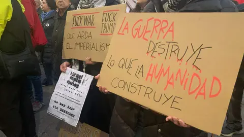 La concentración convocada en León para conmemorar el 40 aniversario del referéndum sobre la permanencia de España en la OTAN reunió este jueves a decenas de personas frente a la Subdelegación del Gobierno. La protesta, promovida por la coordinadora ‘No a la Guerra. No a la OTAN León’, comenzó media hora antes de lo previsto —sobre las 18.30 horas— a pesar de que la convocatoria oficial estaba fijada para las 19.00 horas.