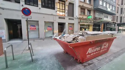 La avenida de Ordoño II, principal arteria comercial de León, continúa experimentando cambios en su mapa de negocios. Si el pasado mes de febrero se anunciaba la apertura de una nueva óptica en esta céntrica vía, ahora, apenas tres semanas después, se confirma la transformación de otro local que llevaba años cerrado y que pronto volverá a abrir sus puertas con una actividad distinta: una perfumería.