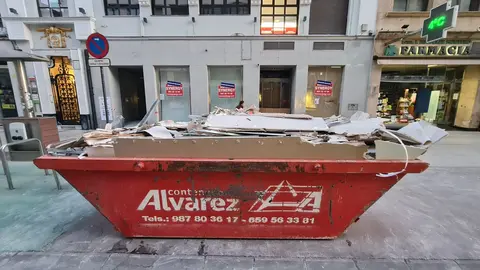 La avenida de Ordoño II, principal arteria comercial de León, continúa experimentando cambios en su mapa de negocios. Si el pasado mes de febrero se anunciaba la apertura de una nueva óptica en esta céntrica vía, ahora, apenas tres semanas después, se confirma la transformación de otro local que llevaba años cerrado y que pronto volverá a abrir sus puertas con una actividad distinta: una perfumería.