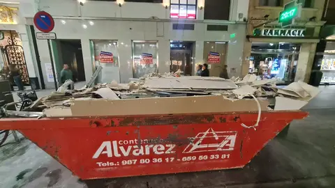 La avenida de Ordoño II, principal arteria comercial de León, continúa experimentando cambios en su mapa de negocios. Si el pasado mes de febrero se anunciaba la apertura de una nueva óptica en esta céntrica vía, ahora, apenas tres semanas después, se confirma la transformación de otro local que llevaba años cerrado y que pronto volverá a abrir sus puertas con una actividad distinta: una perfumería.