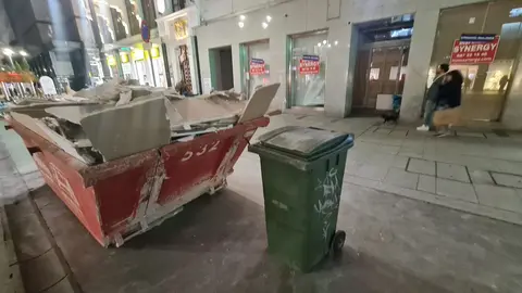 La avenida de Ordoño II, principal arteria comercial de León, continúa experimentando cambios en su mapa de negocios. Si el pasado mes de febrero se anunciaba la apertura de una nueva óptica en esta céntrica vía, ahora, apenas tres semanas después, se confirma la transformación de otro local que llevaba años cerrado y que pronto volverá a abrir sus puertas con una actividad distinta: una perfumería.