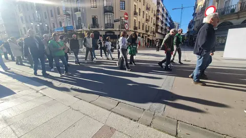Decenas de ciudadanos participan en el III Paseo Saludable organizado por Alcer León entre Guzmán y San Marcelo para concienciar sobre la enfermedad renal crónica y difundir el lema internacional de la campaña de este año: ‘Salud renal para todos. Cuidando a la gente, protegiendo el planeta’.