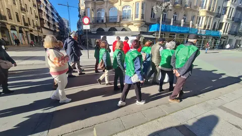 Decenas de ciudadanos participan en el III Paseo Saludable organizado por Alcer León entre Guzmán y San Marcelo para concienciar sobre la enfermedad renal crónica y difundir el lema internacional de la campaña de este año: ‘Salud renal para todos. Cuidando a la gente, protegiendo el planeta’.
