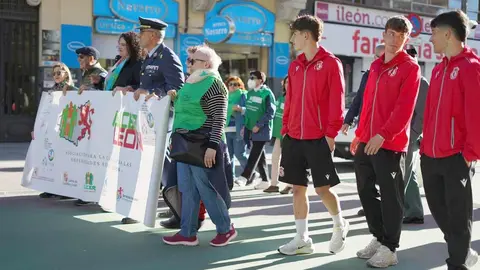 Decenas de ciudadanos participan en el III Paseo Saludable organizado por Alcer León entre Guzmán y San Marcelo para concienciar sobre la enfermedad renal crónica y difundir el lema internacional de la campaña de este año: ‘Salud renal para todos. Cuidando a la gente, protegiendo el planeta’.