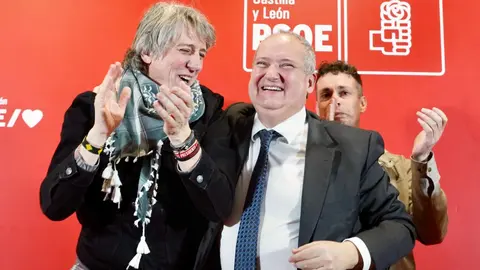 El candidato a la Presidencia de la Junta, Carlos Martínez, durante el acto público en Villablino (León) junto al ministro de Industria y Turismo Jordi Hereu, el secretario provincial Javier Cendón y el candidato a las Cortes Mario Rivas. Fotos: Miriam Chacón