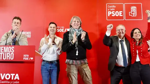 El candidato a la Presidencia de la Junta, Carlos Martínez, durante el acto público en Villablino (León) junto al ministro de Industria y Turismo Jordi Hereu, el secretario provincial Javier Cendón y el candidato a las Cortes Mario Rivas. Fotos: Miriam Chacón